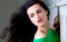 Красивая брюнетка Кэти Макграт с розовыми губами