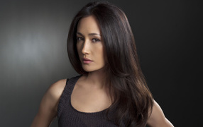 Красивая брюнетка актриса Мэгги Кью на сером фоне