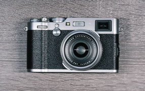 Красивый фотоаппарат Fujifilm X100F на столе