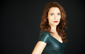 Красивая девушка канадская актриса Лара Джин Чоростецки на черном фоне