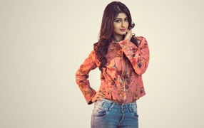 Красивая девушка, индийская актриса Адити Рао Хидари на сером фоне