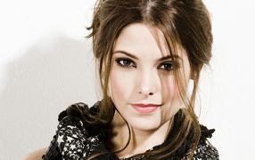 Красивая девушка, актриса Эшли Грин на белом фоне