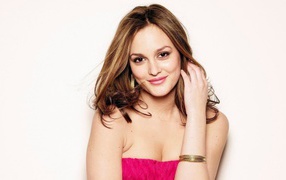 Красивая девушка актриса Лейтон Мистер на белом фоне