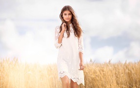Красивая девушка в белом платье, актриса Тейлор Хилл