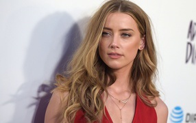 Красивая популярная актриса Эмбер Хёрд