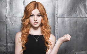 Красивая рыжеволосая девушка, актриса Кэтрин Макнамара на сером фоне