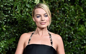 Красивая улыбающаяся блондинка, актриса Марго Робби