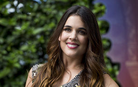 Красивая улыбающаяся девушка, актриса Адриана Угарте