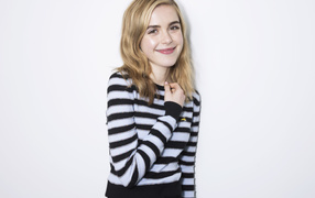 Красивая улыбающаяся девушка, актриса Кирнан Шипка