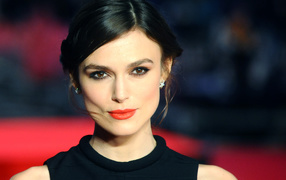 Красивая стильная девушка актриса Кира Найтли