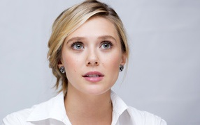 Красивая нежная блондинка, актриса Элизабет Олсен на сером фоне