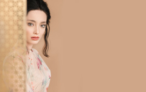 Красивая женщина, актриса Эмма Дюмон за шторой 