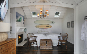 Спальня с большой белой кроватью и камином 