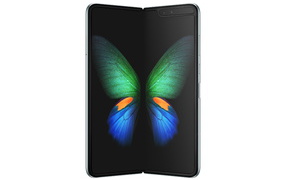 Гнущийся смартфон Samsung Galaxy Fold 2019 года на белом фоне