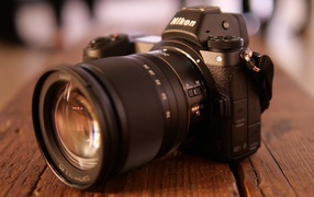 Черный фотоаппарат Nikon Z6 на деревянном столе