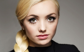 Блондинка с большими глазами, актриса Пейтон Рой Лист лицо крупным планом