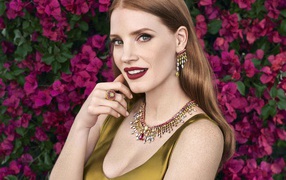 Яркая актриса Джессика Честейн с украшениями