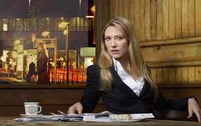 Деловая девушка, австралийская актриса Анна Торв за столом с бумагами