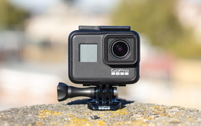 Фотоаппарат GoPro Hero7 Black стоит на камне