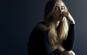 Канадская актриса Мелисса Роксбург на сером фоне