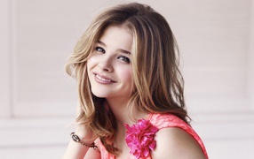 Милая улыбающаяся молодая девушка, актриса Хлоя Грейс Морец