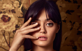 Английская актриса Элла Пернелл с рукой у лица