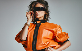 Модная актриса Оливия Калпо в кожаной куртке на сером фоне