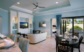 Гостиная комната с кухней у окна 