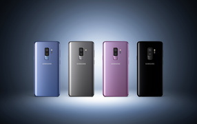 Разноцветные смартфоны Samsung Galaxy S9 на голубом фоне