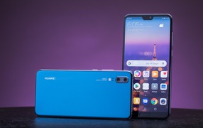Новый тонкий смартфон Huawei P20 Pro на фиолетовом фоне