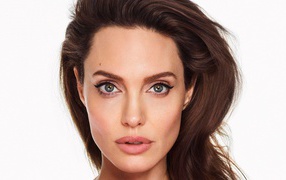 Популярная актриса Анджелина Джоли лицо крупным планом  на белом фоне