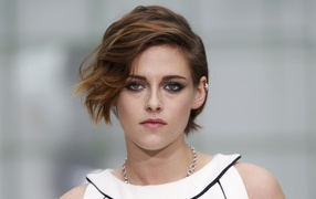 Популярная молодая актриса Кристен Стюарт с короткой стрижкой