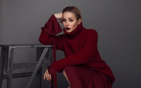 Российская актриса Зоя Бербер в красном свитере