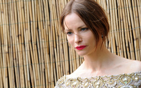 Грустная девушка, актриса Сиенна Гиллори