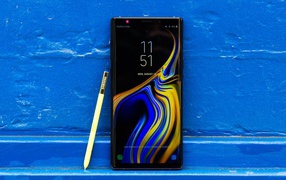 Смартфон Samsung Galaxy Note 9 на фоне синей стены