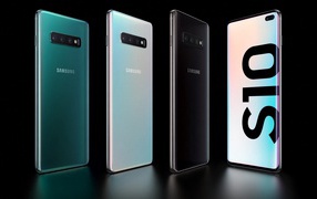 Смартфоны Samsung Galaxy S10 на черном фоне