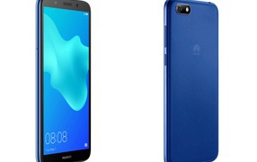 Смартфон Huawei Y5 Prime 2018 синего цвета на белом фоне