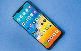 Smartphone LG G7 ThinQ on a blue background