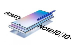 Смартфон Samsung Galaxy Note 10 на белом фоне