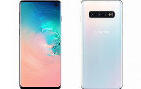 Смартфон Samsung Galaxy S10 на белом фоне