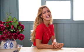 Улыбающаяся актриса Алехандра Ониева