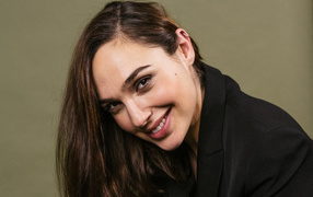 Улыбающаяся актриса Галь Гадот  в черном пиджаке