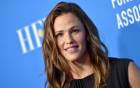 Улыбающаяся актриса Дженнифер Гарнер