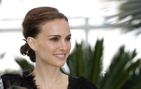 Улыбающаяся красивая девушка, актриса Натали Портман 