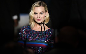 Улыбающаяся блондинка, актриса Марго Робби