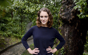 Улыбающаяся девушка, актриса Ариана Лабед