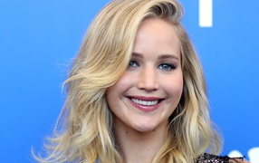 Улыбающаяся девушка, актриса Дженнифер Лоуренс лицо крупным планом