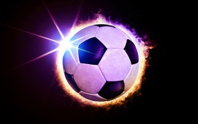 Футбольный мяч в огненном кольце на черном фоне