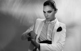 Стильная актриса Галь Гадот в костюме черно белое фото