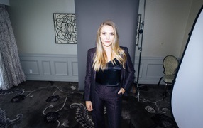 Стильная девушка, актриса Элизабет Олсен в костюме